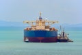 Loading anchored oil supertanker via a ship-to-ship oil transfer