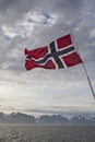 Lofoteninsel und norwegische Flagge
