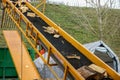 Log splitter conveyor with split timber