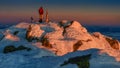Osamelý turista sleduje z vrcholu Chopku v Nízkych Tatrách pri východe slnka