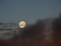 Luna de nieve entre nubes negras