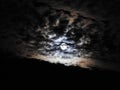 Luna entre nubes nocturnas