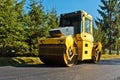 Machine for compacting asphalt