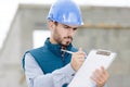 Male builder inspecting clipboard Royalty Free Stock Photo
