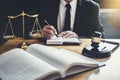 Samec právník nebo soudce pracovní smlouva doklady knihy a dřevěný na stůl v soudní síň spravedlnost právníci na firma 