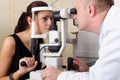 Samec oftalmolog vedení oko vyšetření 