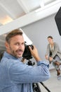 Man photographer working in studio Royalty Free Stock Photo