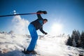 Muž cvičenie extrémnej lyžiarskeho 