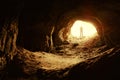 Muž stojace pred jaskyňa vstup 