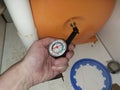 Manometer for measuring the pressure in the hydraulic tank
