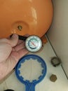 Manometer for measuring the pressure in the hydraulic tank
