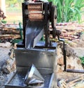 Manual mechanism for making juice from sugar cane