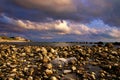 Le rocce che arrivano alla spiaggia Royalty Free Stock Photo