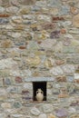 Mauer aus Naturstein mit Amphore in Italien