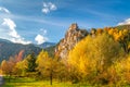 Stredoveký hrad Strečno v jesennej horskej krajine, slovenské