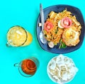 Menikmati Mi goreng di siang hari