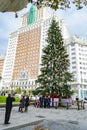 18-meter natural fir adorned with Christmas objects such as colored lights, sparkling balls and red gifts