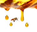 Miel dans le pot en verre avec le vol et les fleurs d`abeille sur un plancher en bois. Royalty Free Stock Photo