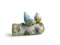 Photo Miniature fake two birds on birch log