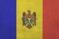 Moldavsko vlajka líčil v jasný malovat barvy na starý úleva omítání stěna 