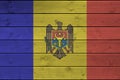 Moldavsko vlajka líčil v jasný malovat barvy na starý dřevěný stěna 