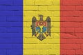 Moldavsko vlajka líčil v malovat barvy na starý cihla stěna 