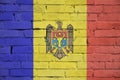 Moldavsko vlajka je namaľovaný na starý tehla stena 