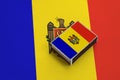 Moldavsko vlajka je vyobrazen na autíčko spočívá na velký vlajka 