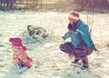 Madre e giocare neve 