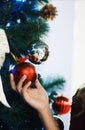 Mujer Sujetando Esfera de Arbol de Navidad