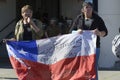 Mujeres con bandera en las protestas de Chile