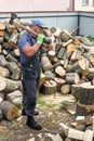 Muscular young man chopping logs Royalty Free Stock Photo