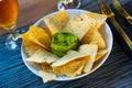 Nachos con guacamole. Corn chips.