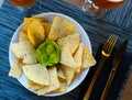 Nachos con guacamole. Corn chips.