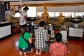 Nakhon Pathom, Thailand: Faithful Thais at Prayer