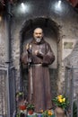 Napoli - Statua di San Pio in Via Porta San Gennaro