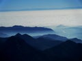 nebbia sottile a strati tra montagne e nuvole