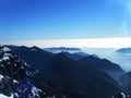 nebbia sottile a strati tra montagne e nuvole