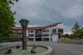 Neutraublinger Rathaus und Stadthalle mit Brunnen