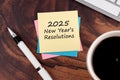 2025 New Year\'s resolutions text on adhesive note