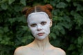 Nice girl cosmetic mask Look forward to the naked shoulders of the model clear skin