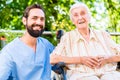 Nurse having chat with senior woman in nursing home Royalty Free Stock Photo