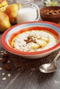 Oatmeal with pear and almonds