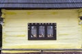 Starožitné okno drevenice vo Vlkolínci