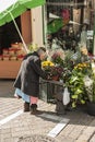 Old woman attending his itinerant position of flowers in the Car