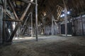 Starý drevený stodola svetlo lesklý cez drevený dosky 