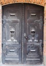 Starý dřevěný černý dveře 