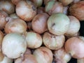 The onion is to be preserved with wine and then soaked for a month, then use the water to soak for facial treatment.