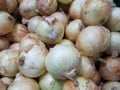 The onion is to be preserved with wine and then soaked for a month, then use the water to soak for facial treatment.