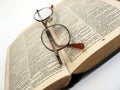 Otvorená kniha a okuliare 